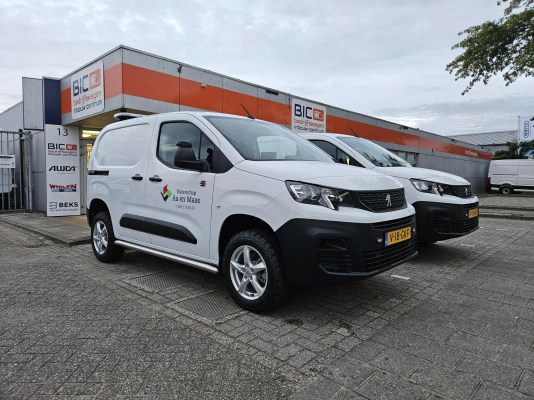 Vier nieuwe Peugeot Partner bedrijfsbussen voor Waterschap Aa en Maas